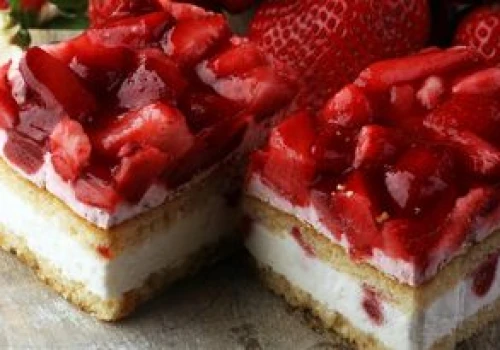 Ciasto z truskawkami i galaretką na biszkopcie. Idealne do popołudniowej kawy