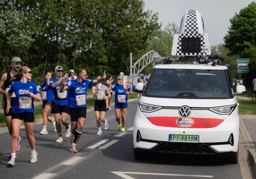 Adam Małysz gonił tysiące biegaczy elektrycznym ID. Buzzy. I wcale nie chodziło o wyprzedzanie