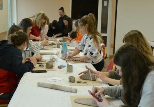Dzieci na wsi po szkole. Pomagają, czy mają czas dla siebie?