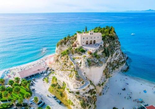 Południe Włoch na przedłużony weekend za 660 PLN 💚🤍❤️ Loty + noclegi w pięknej Tropei 🍋🌊