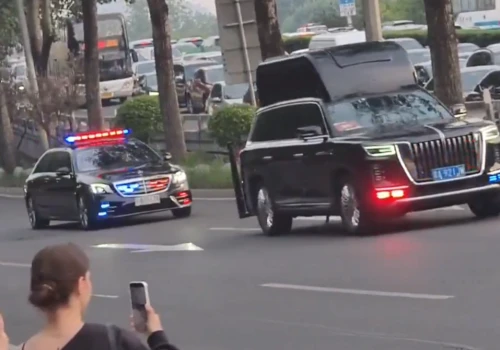 Tajemnicze SUV-y w kolumnie Trumpa w Chinach. Broń elektroniczna?