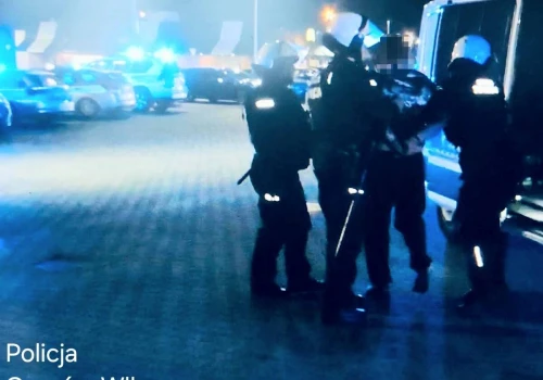 Kibice próbowali wtargnąć na S3. Nocne napięcie po derbach, policja użyła gazu i pałek
