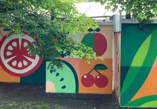 Studenci ASP pomalowali ściany targowiska na pl. Miarki