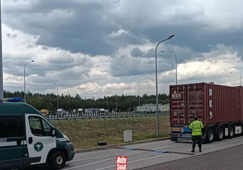 Transport zatrzymany na S7 przeładowany do granic możliwości. To jak dwa transporty