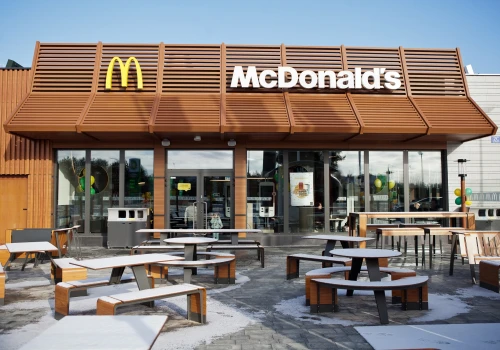 Rozbite auta przy McDonald’s. Poranny wypadek postawił służby na nogi