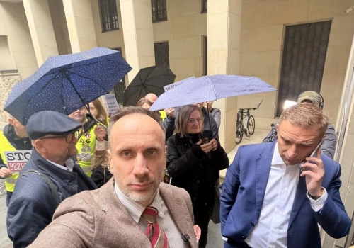 Nie chcieli wpuścić Bąkiewicza na własną sprawę. Sąd zamknięty