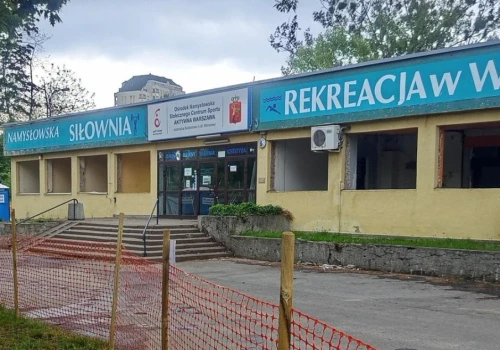 W końcu zaczynają rozbierać zniszczony basen przy Namysłowskiej. 