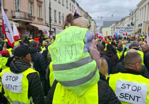 „STOP SENT”. Handlarze z Podkarpacia pojechali do Warszawy protestować przeciw nowym przepisom
