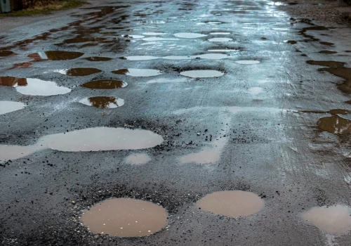 Uszkodziłeś auto na drodze? Dowiedz się jak uzyskać odszkodowanie od lokalnych władz!