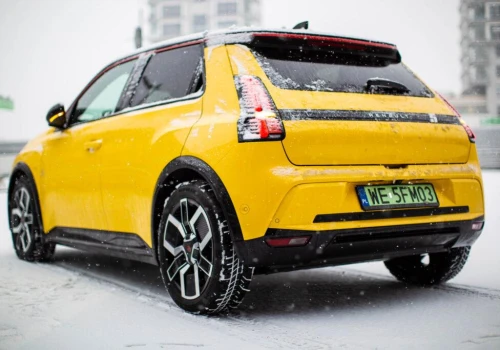 Nowe Renault 5 bestsellerem w Angli. Model znalazł się w TOP 20 najchętniej kupowanych aut – kwiecień 2026