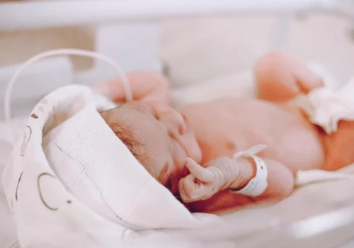 Kangurowanie wcześniaków ratuje życie. Ruszyła zbiórka na fotele dla oddziałów neonatologicznych