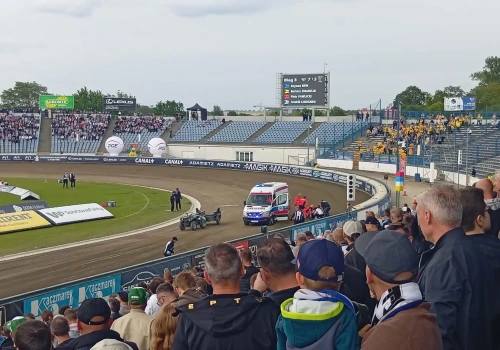 Żużel. Fatalny wypadek w Lesznie! Lindgren na noszach!