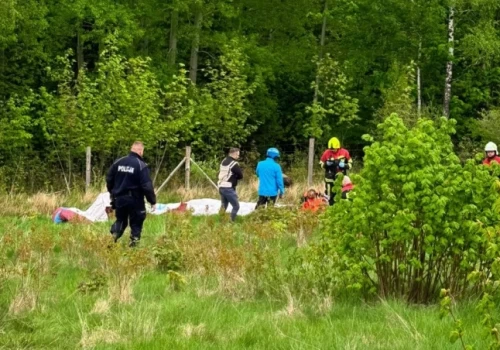 Groźny wypadek w dolnośląskim kurorcie. Paralotniarza spadł przy stacji gondolowej