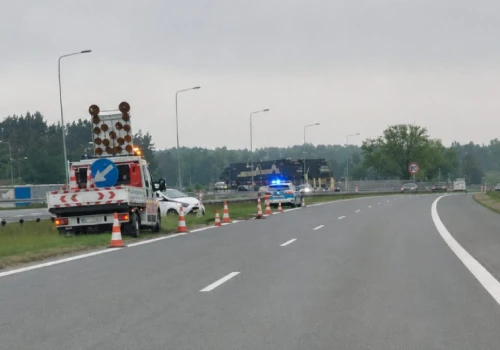 Na ekspresówce auto wypadło z jezdni. Są niewielkie utrudnienia w ruchu