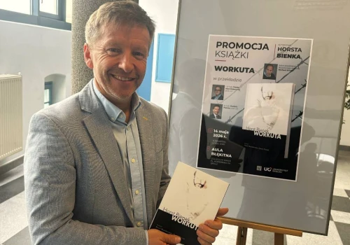 Dwaj profesorowie UO przetłumaczyli ostatnią powieść Horsta Bienka