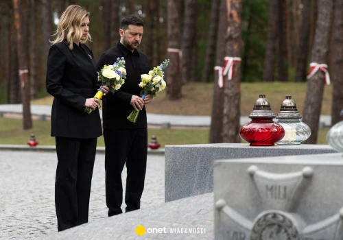 Wołodymyr Zełenski złożył kwiaty na jednym z cmentarzy katyńskich. 