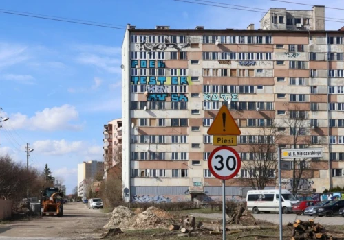 Blok z wielkiej płyty do wyburzenia. Ale jeśli mieszkasz w podobym, to nie panikuj