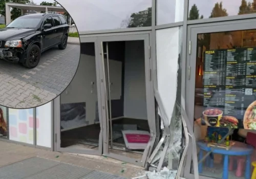 Z ostatniej chwili! W Ciechanowie auto wjechało w witrynę sklepową