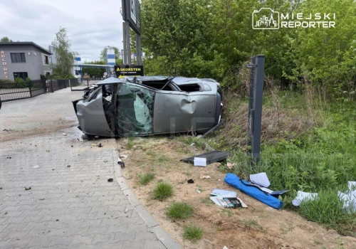 Pijany uderzył w ogrodzenie i dachował. Kierowca miał 2 promile alkoholu!