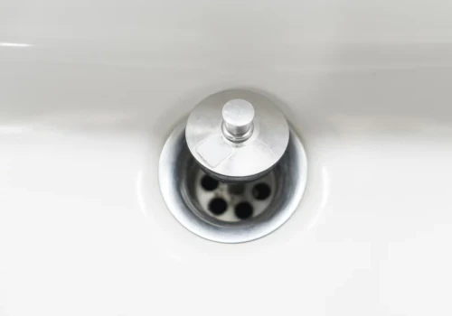 Najpierw pojawiły się dwie przy umywalce. Po tygodniu ćmianki siedziały już na suficie łazienki