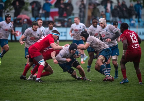 Juvenia Kraków przegrała z Ogniwem Sopot. Twardy mecz rugby w ulewie pod Wawelem