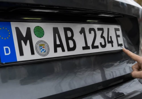 Kierowcy w Niemczech odkryli sposób na darmowe parkowanie. Wystarczy jedna litera na rejestracji