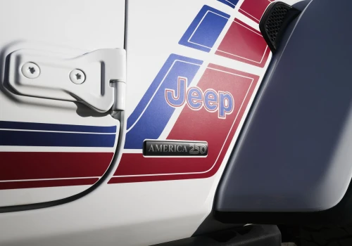 Niech Wolność Jeździ: Jeep Wrangler America250 Edition rozświetla czerwień, biel i błękit