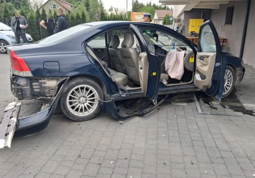 Dwa miesiące za kółkiem i koniec. 18-latek rozbił Volvo na ogrodzeniu