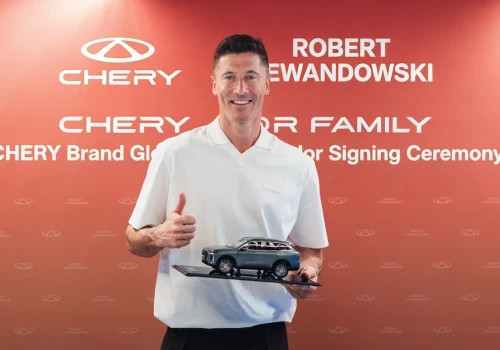 Robert Lewandowski ambasadorem chińskiego giganta. Europa ma dziurawe ręce
