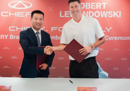 Robert Lewandowski ambasadorem chińskiej marki. Dostał flagowy model