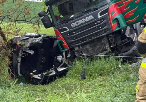Czołowe zderzenie BMW z ciężarówką na DK40. Policja wyznaczyła objazd