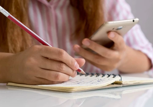 MEN doprecyzowuje zakaz telefonów w szkołach. Uczniowie odłożą komórki także poza lekcjami