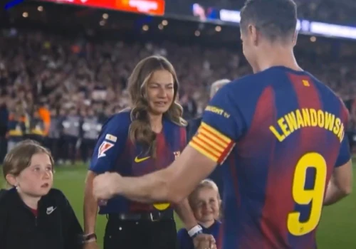 Zapłakana Anna Lewandowska podeszła z córkami. Pożegnanie Roberta ścisnęło za gardło cały stadion