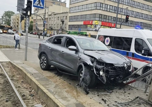 Pijany wjechał w przystanek. Niebezpieczny wypadek w Warszawie