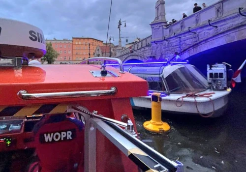 Pod wrocławskim mostem utknął statek. Zobacz zdjęcia z akcji WOPR