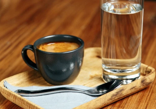 Woda do espresso ma swoje zadanie, ale większość źle z niej korzysta. Bariści radzą