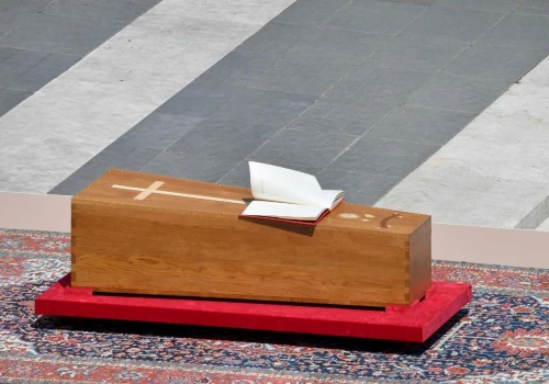 Rzym: do grobu papieża Franciszka wciąż pielgrzymują tłumy