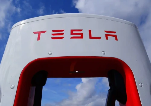 Problemy Tesla w Chinach. Firma Elona Muska wypada z czołówki, a BYD dalej rządzi