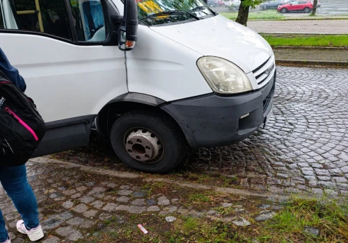 Tarnów. Rodzice zauważyli usterkę autobusu przed wycieczką szkolną. Policja przypomina: warto kontrolować autokary