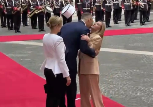 Nawrocki u Meloni. Ich powitanie mówi wszystko