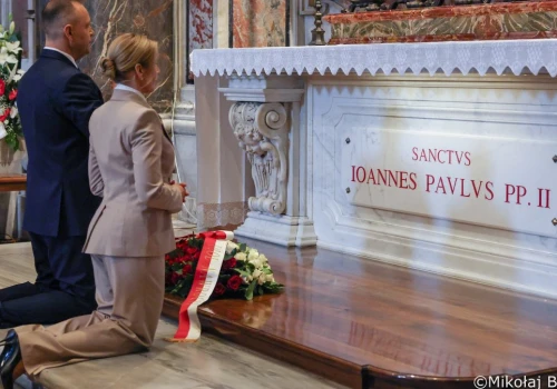 Nawroccy w Watykanie. Oddali hołd Janowi Pawłowi II, w tle rocznica
