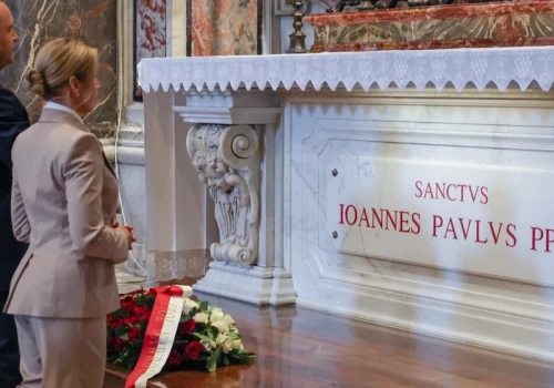 106. rocznica urodzin Karola Wojtyły. Para prezydencka przy grobie św. Jana Pawła II