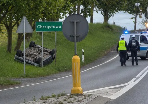 Chcieli tylko uciec przed zatorem na krajówce. Dwieście metrów dalej leżeli na dachu. Kolejne informacje