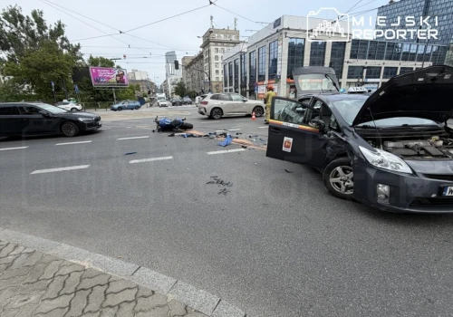Sportowe Suzuki zderzyło się z Toyotą Prius przewozu na aplikację. Motocyklista w szpitalu