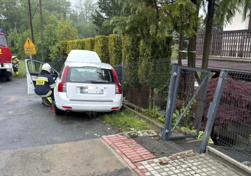 Auto uderzyło w ogrodzenie w Łazach. Droga była całkowicie zablokowana