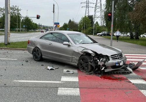 Groźny wypadek na al. Rejtana. Dwie osoby w szpitalu po porannym zderzeniu