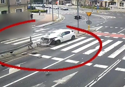 Uderzył w barierę ochronną na przejściu dla pieszych