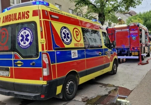 Przewóz osób wymusił pierwszeństwo w Alejach Jerozolimskich. Ranny motocyklista trafił do szpitala