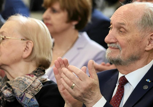 Macierewicz nie ma prawa jazdy, ale dalej wydaje pieniądze na auto. W 2025 roku to 16 tys. zł