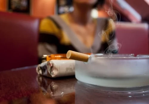 We Wrocławiu ubywa miejsc, gdzie można legalnie zapalić papierosa
